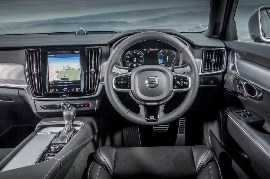 Торпедо Volvo V90 D4 R-Deisgn 2017 года  (UK) (фото 14 из 40)